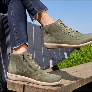 Vionic Shawna Ankle Boots Sneakers Shoes Olive Green Suede Side Zip Womens Sz 8